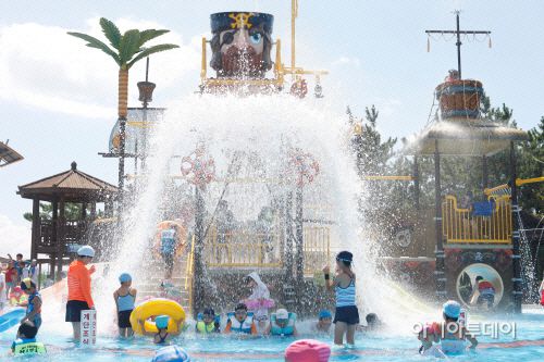 전남 보성율포솔밭해수욕장에 지난 피서객들이 물놀이를 하고 있다./이명남 기자