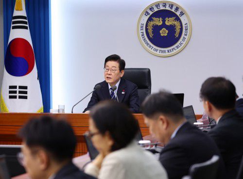 President Lee Jae-myung presides over a senior secretaries’ meeting at the presidential office in Yongsan, Seoul, on December 4. / Yonhap News
