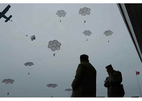 북한군의 강하훈련을 지도하는 모습. 사진출처 노동신문