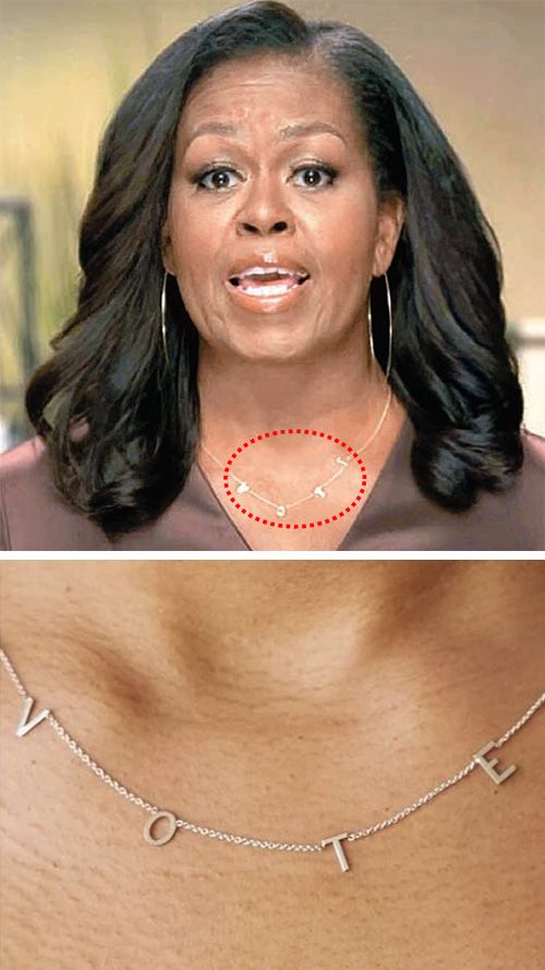 버락 오바마 전 미국 대통령의 부인 미셸 여사가 17일(현지 시간) 열린 야당 민주당의 화상 전당대회에서 ‘투표(VOTE·점선안)’라는 알파벳 펜던트가 달린 목걸이를 걸고 조 바이든 후보에 대한 지지를 호소했다(위 사진). 같은 목걸이를 모델이 착용한 모습. AP 뉴시스·인터넷 쇼핑몰 nobleants 캡처