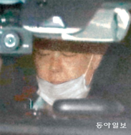 尹, 침묵의 퇴근 윤석열 검찰총장이 11일 오후 서울 서초구 대검찰청에서 퇴근하고 있다. 서울중앙지검은  이날 윤 총장의 부인 김건희 씨가 운영하는 코바나컨텐츠의 세무서 과세자료를 압수수색 영장을 제시하고 임의 제출 형식으로  확보했다는 사실을 공개했다. 최혁중 기자 sajinman@donga.com