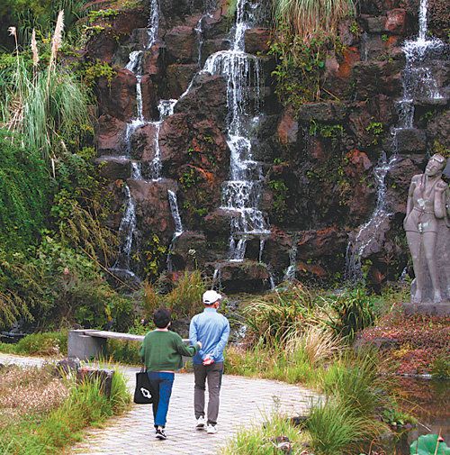 1971년 문을 연 한림공원은 중국과 일본 등 해외 주요 인사들이 방문했던 제주의 대표적인 관광명소로 1년 내내 다양한 꽃 축제가 열린다. 제주관광공사 제공