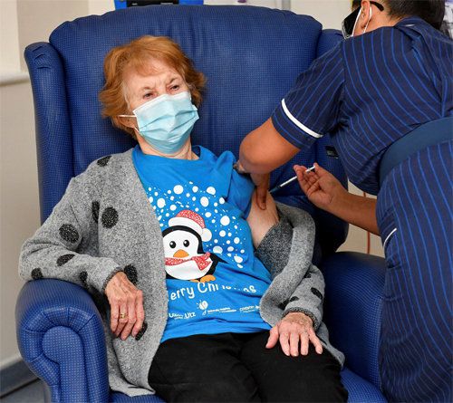 첫 접종은 91세 할머니 영국이 미국 화이자의 신종 코로나바이러스 감염증(코로나1영국에서 첫 코로나19 백신 접종을 받은 91세 여성 마거릿 키넌 씨