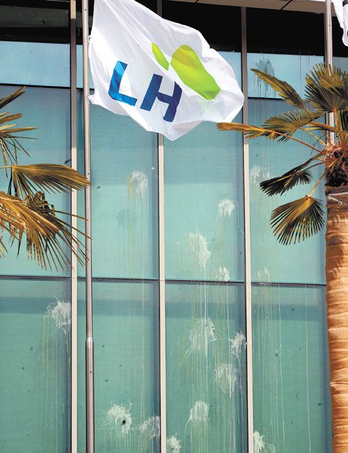 LH 사옥에 계란 투척 9일 경찰이 한국토지주택공사(LH) 직원들의 신도시 투기 의혹으로 경남 진주시에 있는 LH 본사에 대한 압수수색을 진행한 가운데 농민들이 항의성으로 던진 계란 자국이 건물 외벽 곳곳에 남아 있다. 진주=뉴스1