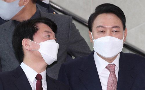 윤석열 국민의힘 대선후보(오른쪽)와 안철수 국민의당 대선후보가 3일 오전 국회 소통관에서 단일화 기자회견을 마친 뒤 자동계단(에스컬레이터)를 타고 내려오고 있다.<사진공동취재단/원대연>