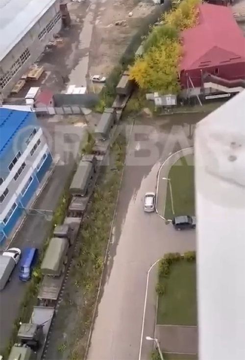 “러 핵장비 열차, 우크라로 이동중” 친러시아 성향의 텔레그램 채널 ‘리바르’가 2일 대형 화물 열차가 각종 장비를  싣고 러시아 중부에서 우크라이나로 이동하는 영상을 공개했다. 이 열차가 핵무기를 담당하는 러시아 국방부 제12총국과 연계됐으며  러시아의 핵무기 사용 가능성이 커졌음을 보여준다는 분석이 나온다. 텔레그램 캡처