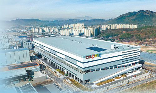 쿠팡은 물류센터의 노동집약적 구조를 기술 중심 고부가가치 산업으로 탈바꿈시키기 위해 인공지능(AI) 기반의 다양한 물류 자동화 기술을 개발하고 있다. 스마트 물류 기술의 테스트베드로 활용되고 있는 쿠팡 대구 FC 전경. 쿠팡 제공