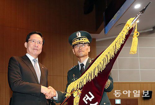 2018년 9월 1일 당시 송영무 국방부장관(왼쪽)이 경기 과천시 국군기무사령부 청사에서 열린 군사안보지원사령부 창설식에 참석해 남영신 초대사령관에게 부대기를 이양한 뒤 악수하고 있다. 당시 문재인 정부는 박근혜 정부의 기무사가 작성한 ‘계엄령 검토 문건’을 중대 국기 문란 행위로 보고 대대적 수사를 거쳐 기무사를 해편한 뒤 안보지원사를 창설했다. 동아일보 DB