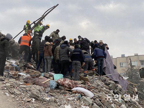 올해 2월 튀르키예 남동부에서 발생한 지진으로 파괴된 마을에서 주민들이 구조 작업을 진행 중이다. 쿠르드족이 다수를 차지하는 이 마을에서는 튀르키예 정부의 지원이 제대로 이뤄지지 않아 “쿠르드족을 차별한다”는 불만이 터져나왔다. 에르도안 대통령은 쿠르드족의 독립 움직임을 가장 큰 안보 위협으로 여겨왔고 선거 운동 중에도 ‘쿠르드족 견제’를 강조했다. 동아일보 DB