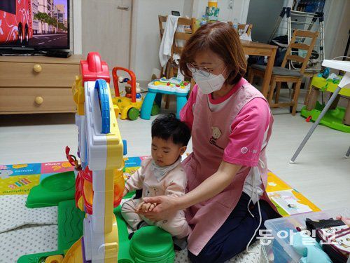 육아도우미 여성이 한 가정에서 영아를 돌보고 있다. 동아일보DB