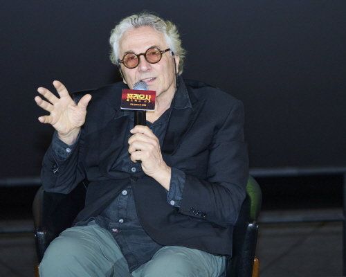‘매드맥스’ 시리즈를 연출한 조지 밀러 감독이 15일 서울 용산구 CGV용산아이파크몰에서 열린 기자간담회에서 답변하고 있다. 워너브러더스 코리아 제공