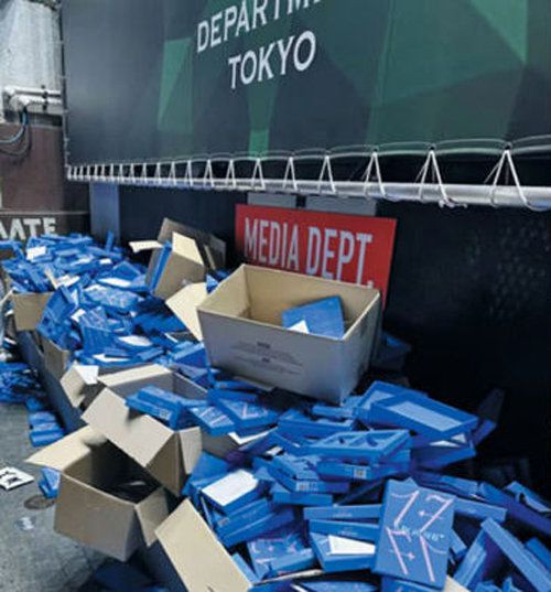 일본 도쿄 시부야 길거리에 버려져 있는 세븐틴의 다른 구성물의 앨범(약 1만9500원). 팬 사인회 응모권을 얻기 위해 대량으로 구매한 뒤 박스 등을 버리고 간 것으로 보인다. 사진 출처 X