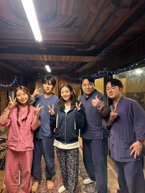 한승재 씨와 김성훈 씨가 한정식 프랜차이즈 사업을 접고 춘천에 차린 소셜링 기업 ‘업타운’은 홍천, 강릉, 양평 등 지역에서 각각  콘셉트가 다른 ‘타운(게스트하우스)’을 운영한다. ‘컨츄리타운’이라는 이름으로 게스트하우스를 운영하는 홍천에는 최근 그룹 트와이스의 멤버 지효 씨가 유튜브 콘텐츠 촬영을 위해 방문하기도 했다. 본인 제공