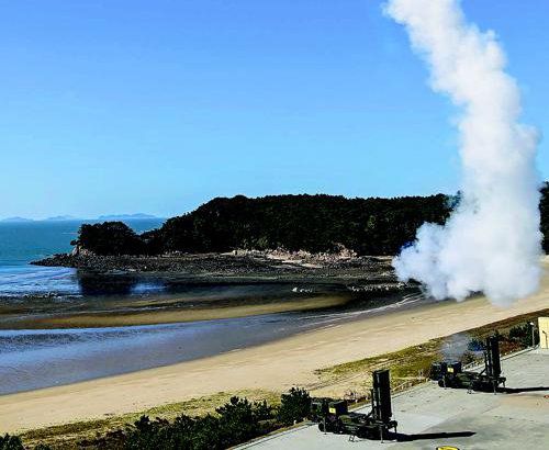 국내 기술로 개발된 탄도탄 요격 체계인 중거리 지대공 유도무‘천궁Ⅱ’가 실사격 훈련을 하고 있다. LIG넥스원 제공