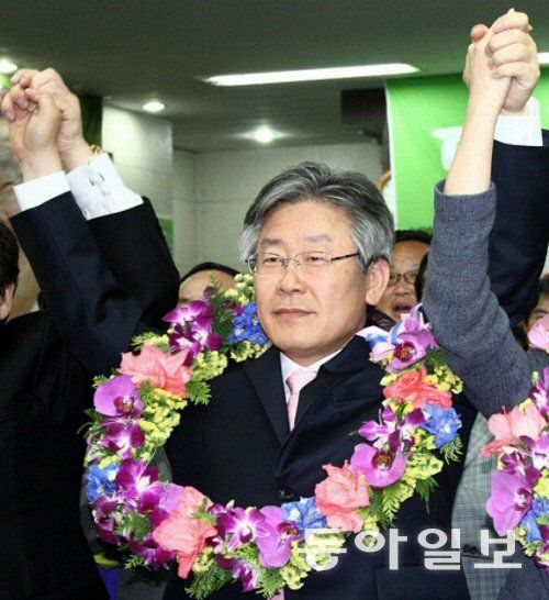 2010년 지방선거에서 경기 성남시장에 당선된 뒤 이재명 후보가 두 손을 번쩍 들어 올리고 있다.