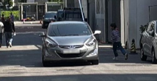 같은 날 보행로가 없는 스쿨존에서 한 아이가 차 앞으로 달려 나오는 위험한 장면도 포착됐다. 이곳은 2023년 7월 12세 아이가 교통사고를 당한 지점이다. 김보라 기자 purple@donga.com