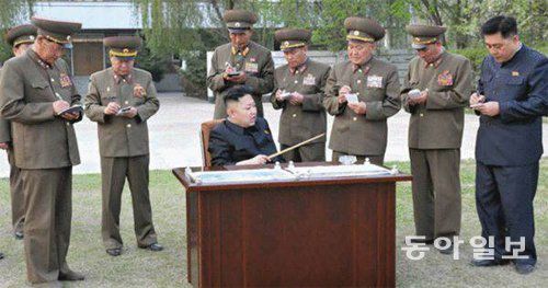 2013년 5월 평양 미림승마장 공사 현장을 방문한 김정은이 설계도를 펼쳐놓고 군 건설 관계자들을 질책하고 있다. 동아일보DB