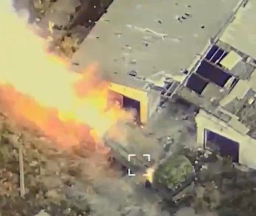 우크라軍 드론, 북한제 방사포 타격 우크라이나와 러시아의 격전지인 우크라이나 남동부 자포리자주 노보파블리우카에서 우크라이나군 무인기(드론)가 북한제 240mm 방사포(M1991 다연장로켓포)를 타격하고 있다. 이 방사포는 올 4월부터 러시아군에 의해 쓰인 것으로 추정된다. 사진 출처 ‘X’