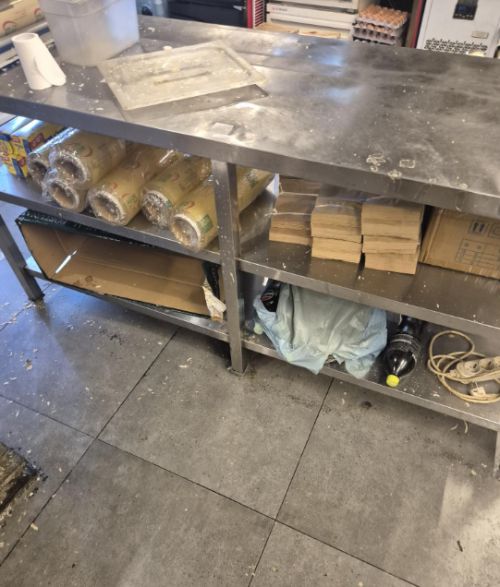 대전의 한 배달 전문점 주방에서 바퀴벌레가 목격되는 등 위생 불량이 드러나 논란이 커지고 있다. 평점 높은 배달 맛집에서도 곰팡이와 기름때가 발견되면서 전수조사 필요성이 제기된다. 온라인커뮤니티 캡처