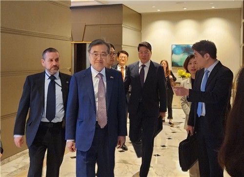 조현 외교부 장관이 10일(현지시간) 카운터파트인 마코 루비오 미 국무장관을 만나기 위해 워싱턴DC의 숙소를 나서고 있다. 〈사진=연합뉴스〉