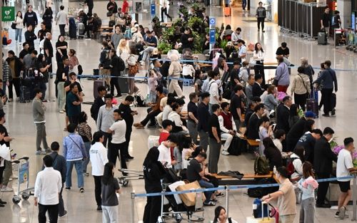 중국인 단체관광객 무비자 입국 첫날인 지난달 29일 인천국제공항 제1터미널 입국장 모습. 〈사진출처=연합뉴스〉