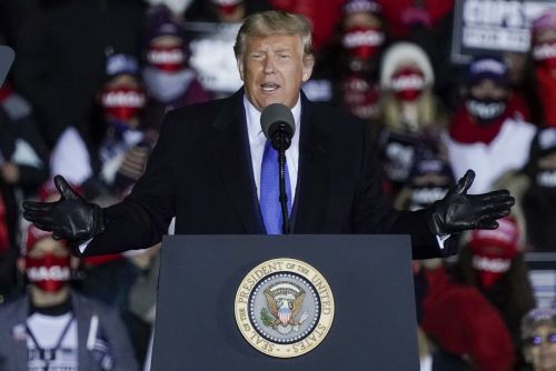 도널드 트럼프 미국 대통령이 24일(현지시간) 위스콘신주 워키샤 카운티에서 유세하고 있다. 위스콘신/AP연합뉴스