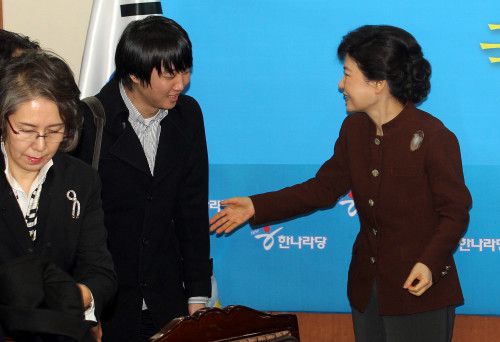 지난 2011년 12월 당시 한나라당 박근혜 비상대책위원장이 여의도 중앙당사에서 열린 첫 비상대책위원회에서 비대위원에 선임된 20대 벤처사업가 이준석 클라세스튜디오 대표와 인사를 나누고 있다.(연합뉴스)