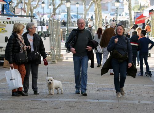 프랑스 생장드뤼즈에서 사람들이 마스크를 쓰지 않은 채 2일(현지시간) 거리를 걷고 있다. 생장드뤼즈/AP연합뉴스
