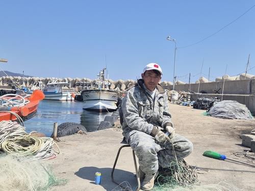 6일 영덕군에 따르면 정부는 지난달 산불 때 대피에 어려움을 겪던 할머니 등을 도운 인도네시아 국적 3명에게 이날 특별기여자 체류자격을 부여한다고 밝혔다.     사진은 인도네시아 출신 선원 수기안토 씨.