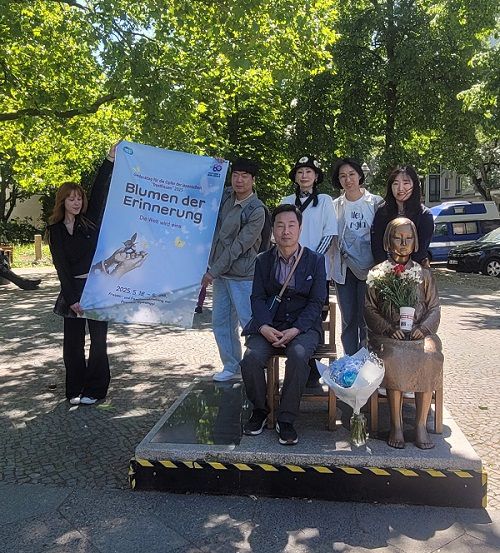 ▲독일 베를린 '평화의 소녀상' 꽃배달 캠페인 현장 ⓒ경기도