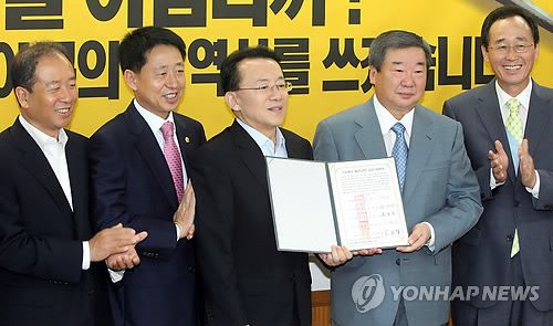 ▲전라북도가 전주시·군산시·익산시·완주군과 함께 2025년 8월 29일 한국야구위원회(KBO)에 프로야구 제10구단 유치의향서를 내고 본격적인 프로야구단 유치경쟁에 뛰어들었다. 이날 서울 강남구 도곡동 야구회관에서 김완주(왼쪽 세번째) 전북도지사가 구본능 KBO 총재에게 유치의향서를 전달한 뒤 기념촬영을 하고 있다. ⓒ연합뉴스