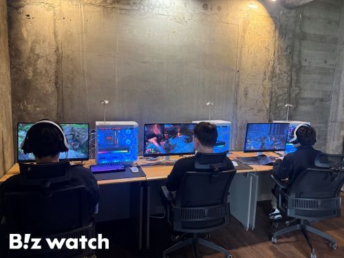 팝업스토어 방문객들이 붉은사막 데모버전을 체험하고 있다./사진=왕보경 기자