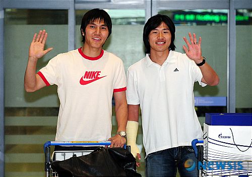 【인천공항=뉴시스】  올해 유럽축구연맹(UEFA)컵 정상에 오른 러시아 프로축구 제니트 상트페테르부르크의 '한국인 듀오' 김동진(26.왼쪽)과 이호(22)가  18일 오후 인천국제공항을 통해 귀국, 취재진을 향해 손을 들어 보이고 있다.