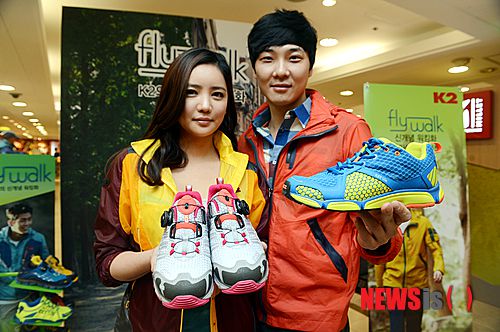 【서울=뉴시스】조성봉 기자= 아웃도어 브랜드 K2가 17일 오전 서울 중구 롯데백화점 본점 매장에서 ‘플라이워크(FLYWALK)' 워킹화 37종 라인업을 출시, K2여성모델인 탤런트 이태임(왼쪽 )과 남성모델들이 워킹화를 선보이고 있다.suncho21@newsis.com