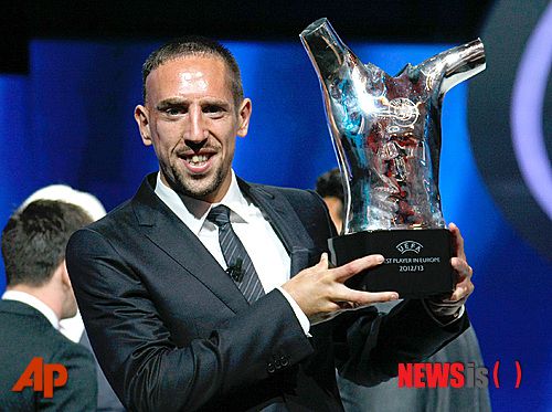 【모나코=AP/뉴시스】2012~2013시즌 유럽축구연맹(UEFA) 최우수 선수상을 받는 리베리의 모습.