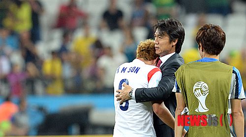【상파울루(브라질)=뉴시스】박영태 기자 = 27일 오전(한국시간) 브라질 상파울루의 아레나 지 상파울루 스타디움에서 열린 2014브라질월드컵 한국 축구국가대표팀과 벨기에 축구국가대표팀의 H조 3차전 경기에서 벨기에에 1대0으로 패한 한국축구대표팀 홍명보 감독이 눈물을 흘리는 손흥민을 안아주고 있다.한국 축구국가대표팀은 H조 조별리그 3경기에서 1무2패, 승점 1점으로 16강 진출에 실패했다. 2014.06.27. since1999@newsis.com