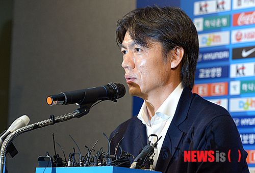 【서울=뉴시스】박영태 기자 = 지난 2014년 7월10일 오전 서울 종로구 신문로 대한축구협회 회의실에서 축구국가대표팀 홍명보 감독의 사퇴 기자회견을 하고 있다. 홍명보 감독이 이끈 축구대표팀은 ‘2014 FIFA 브라질월드컵’에서 1무 2패, 조 4위 성적으로 16강 진출에 실패하며 ‘16년만 무승 월드컵’ 기록을 남겼다. 한편 허정무 대한축구협회 부회장도 홍명보 감독과 함께 책임을 지며 공식 사퇴했다. 2014.07.10.since1999@newsis.com
