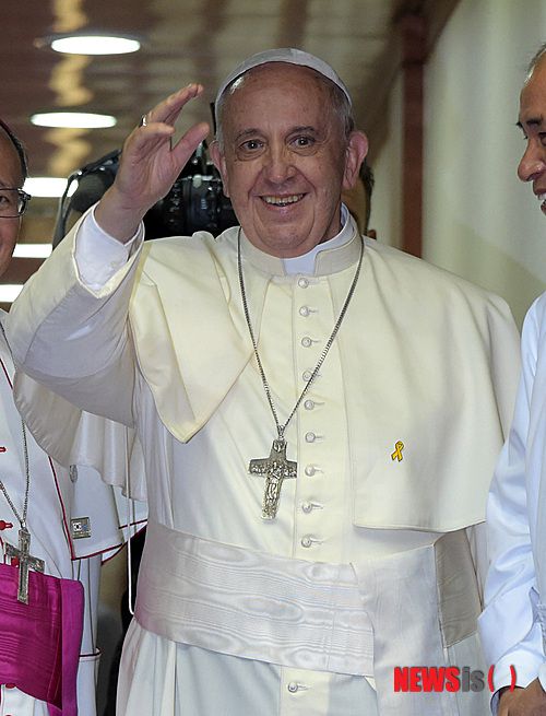 [성남=뉴시스] 사진공동취재단 = 고(故) 프란치스코 교황이 2014년 8월 18일 방한 일정을 마치고 경기도 성남 서울공항에서 손인사를 하고 있다. 프란치스코 교황은 교황 상징인 금십자가 대신 낡은 은제 십자가 목걸이를 걸었다. 방한 기간 세월호 희생자를 기리는 노란 리본을 가슴에 달기도 했다. (사진=뉴시스DB) 2025.04.23. photo@newsis.com