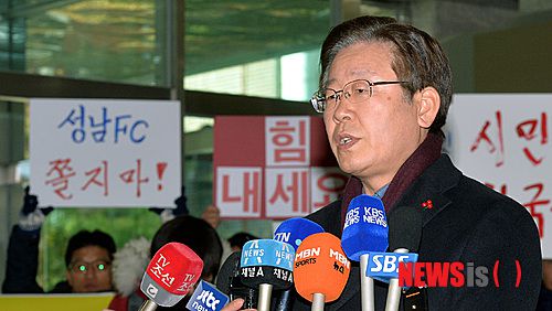 【서울=뉴시스】강진형 기자 = 축구계 오심과 승부 조작 의혹을 제기한 성남FC 구단주인 이재명 성남시장이 축구연맹 상벌위원회에 참석하기 위해 5일 오전 서울 종로구 신문로 축구회관으로 들어서며 취재진과 인터뷰 하고 있다. 2014.12.05. marrymero@newsis.com
