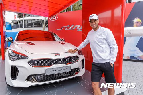 【서울=뉴시스】기아자동차㈜는 15일(일) 호주 빅토리아주에 위치한 멜버른 파크에서 기아차 및 호주오픈 관계자, 기아차 글로벌 홍보대사 라파엘 나달(Rafael Nadal) 선수가 참석한 가운데 ‘2017 호주오픈 대회 공식차량 전달식’을 가졌다. 지난 2002년 대회를 시작으로 16년 연속 호주오픈을 공식 후원하고 있는 기아차는 올해에도 대회 개막에 맞춰 다양하고 특색 있는 마케팅 활동을 펼친다. 사진은 프리미엄 퍼포먼스 세단 ‘스팅어(Stinger)’와 함께 포즈를 취하고 있는 라파엘 나달(Rafael Nadal) 선수 2017.01.15.(사진=현대기아차 제공)photo@newsis.com