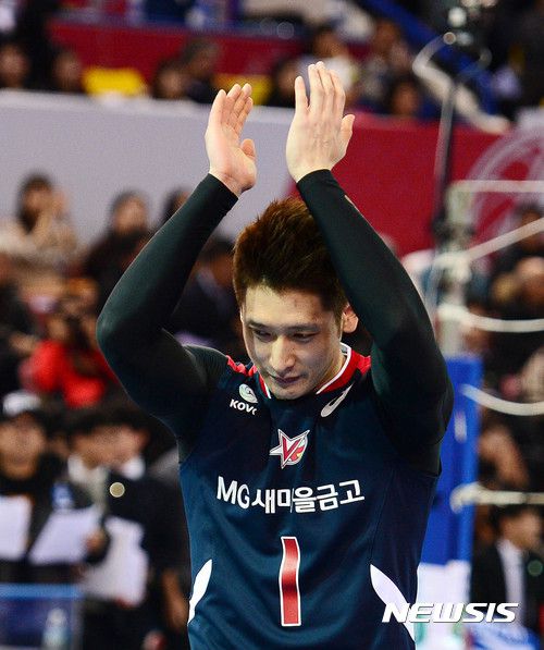 【천안=뉴시스】추상철 기자 = 22일 오후 충남 천안 유관순체육관에서 열린 'NH농협 2016-2017 V-리그 올스타전'. 스파이크 서브 킹 컨테스트 우승을 차지한 문성민(현대캐피탈)이 팬들에 인사하고 있다.  2017.01.22. scchoo@newsis.com