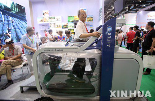 【베이징=신화/뉴시스】지난 8월4일 중국 베이징에서 열린 중국 국제노인서비스박람회에서 한 노인이 반중력 러닝머신을 사용해보고 있다. 2017.10.09