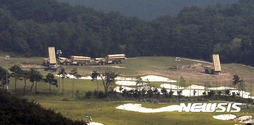 【성주=뉴시스】최진석 기자 = 8일 오전 경북 성주 초전면 사드기지에 기존 설치된 주한미군 사드(THAAD·고고도미사일방어체계) 발사대와 추가반입된 사드가 배치 및 배치를 기다리고 있다. 2017.09.08.   myjs@newsis.com