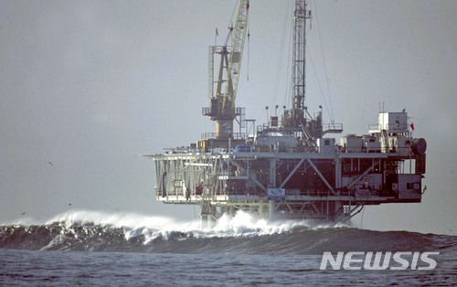 【실비치=AP/뉴시스】 미국 캘리포니아 주 실 비치 연안에 있는 원유 채굴 시설. 2018.04.12