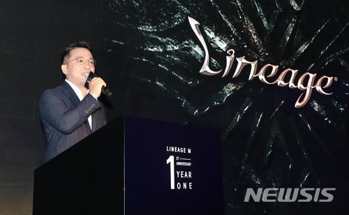 【서울=뉴시스】권현구 기자 = 15일 오전 서울 강남구 더라움에서 열린 리니지M 서비스 1주년 미디어 행사 'YEAR ONE'에 참석한 김택진 엔씨소프트 대표가 인사말을 하고 있다. 2018.05.15. stoweon@newsis.com