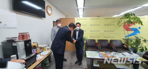 [서울=뉴시스] [서울=뉴시스] 윤슬기 기자 = 오세훈 서울시장(왼쪽)이 20일 오후 서울시청 4층에 위치한 서울공무원노조사무실을 깜짝 방문해 신용수 노조위원장과 인사를 하고 있다. 2021.04.20. photo@newsis.com