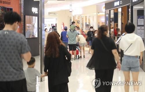 대형 쇼핑몰을 찾은 시민들
