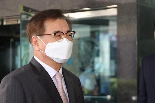 서훈 청와대 국가안보실장이 15일(현지시간) 워싱턴DC 국무부 청사에서 마이크 폼페이오 국무장관과 면담한 뒤 특파원들과 문답을 하고 있다.