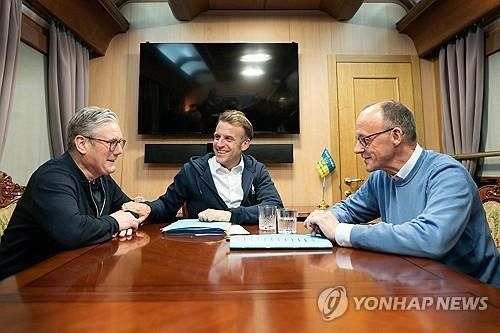 9일(현지시간) 우크라이나 향하는 영·프·독 정상들. [연합뉴스]