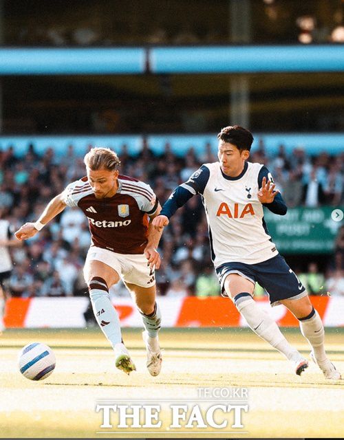 토트넘 '캡틴' 손흥민(오른쪽)이 17일 아스톤 빌라와 2024~2025 EPL 38라운드 원정경기에 선발 출전, 볼을 다투고 있다./토트넘
